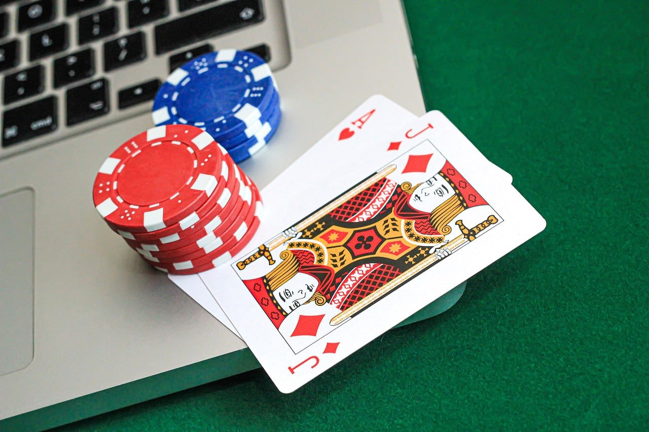 Antarmuka platform mpo slot menampilkan permainan slot, dealer langsung, dan pasar sportsbook